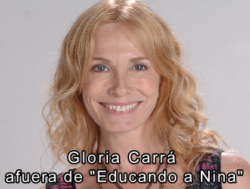 Gloria Carr afuera de "Educando a Nina"