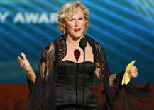 Glenn Close, feliz y con su machete en la mano