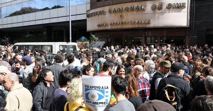 Reclamo frente a la sede del INCAA